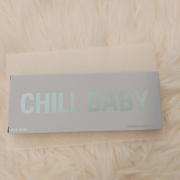 💖SALE! FIRM! KYLIE COSMETICS KYLIE JENNER CHILL BABY EYESHADOW PALETTE - Picture 2 of 15